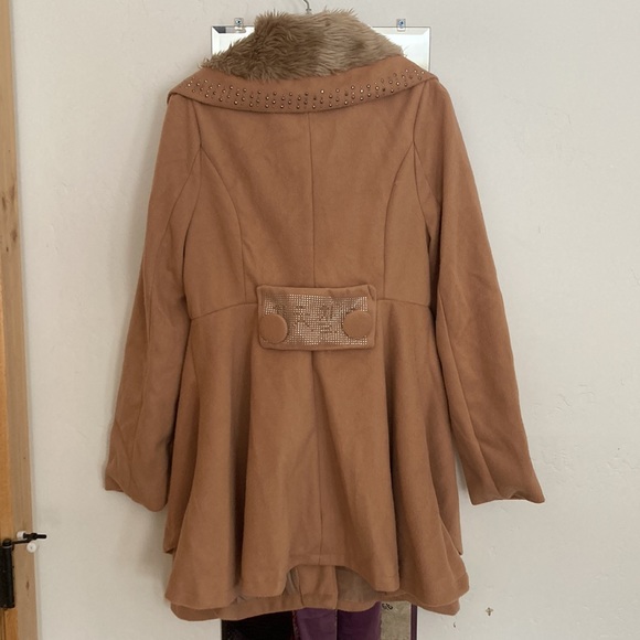 Adorable coat! - Picture 3 of 8